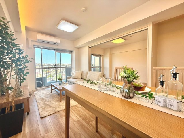 コーシン菊名マンションの居間・リビング|やわらかな光が差し込むリビング空間。明るい色調のフローリングと壁面が調和し、上質で落ち着いた寛ぎのひとときを演出します。