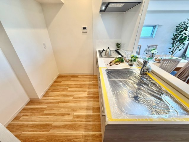 コーシン菊名マンションのキッチン|作業スペースをゆとりある広さで確保したキッチンは、日々の調理を快適にサポートする機能的な設計です。