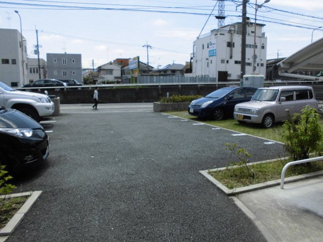 フローラル丸美の駐車場