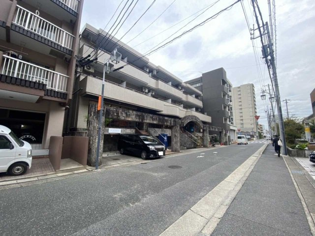 ハピネス植田の駐車場