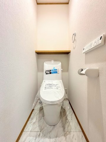 港南区芹が谷5丁目　新築戸建て　第7のトイレ|［モデルハウス］◆清潔感のある白を基調とした落ち着ける空間。小窓をもうけていますので、こもりやすい空気の入れ替えも簡単に行えますね！