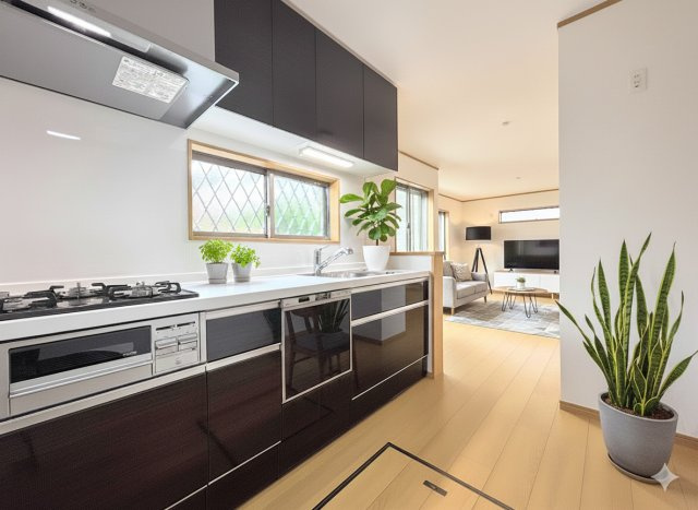 港南区芹が谷5丁目　新築戸建て　第7のキッチン|［モデルハウス］◆キッチンからダイニングやリビングが見渡せるキッチン。料理をしながら家族とコミュニケーションをとれるだけでなく、大きな開放感も得られることができます。