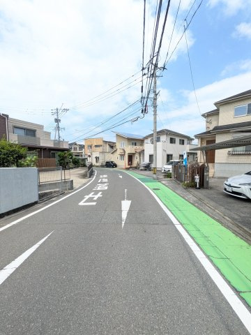 春日市小倉２丁目の中古一戸建の前面道路含む現地写真