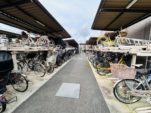 ソルヴィエントメイツ西武立川の駐輪場|屋根付き自転車置き場は雨でも汚れづらく劣化を防ぎます♪