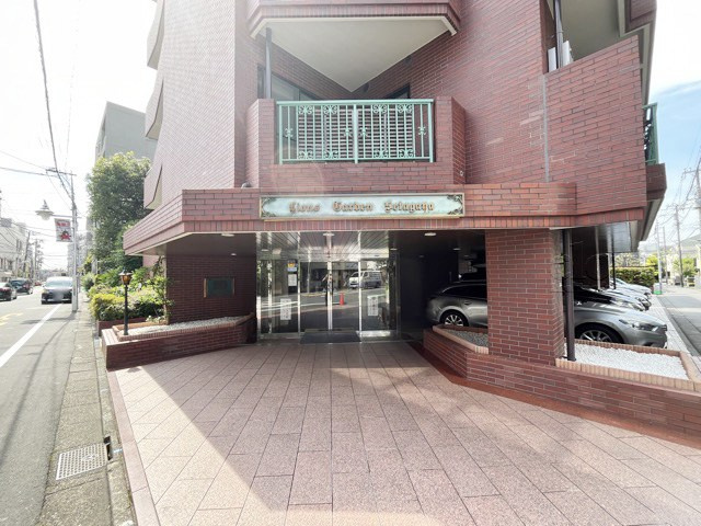 【エントランス】 | ライオンズガーデン世田谷 | オートロックを備えた、マンションのエントランス。やはりセキュリティの観点は欠かすことができません。皆様を“安全”に送り出し、出迎えてくれます。～即日のご見学可能～　お問合せはお気軽にどうぞ。