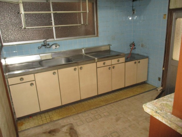 大洲市長浜中古住宅のキッチン|ガス台も置ける広々と使えるキッチンです。