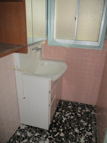 大洲市長浜中古住宅の独立洗面台|小物も入る洗面化粧台です。
