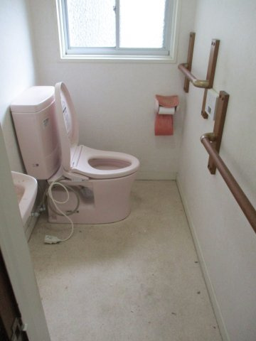 大洲市長浜中古住宅のトイレ|トイレは手摺り付きなので安心です。