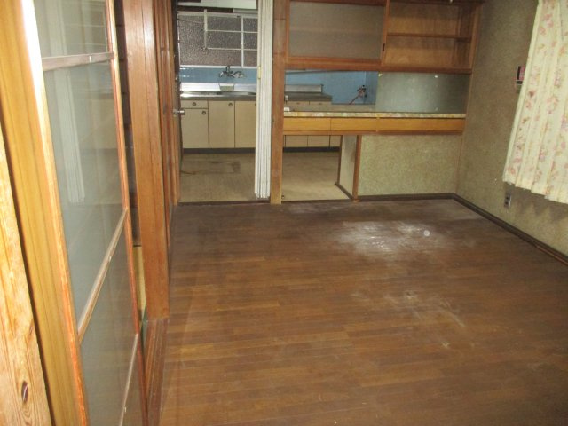大洲市長浜中古住宅のダイニング|ダイニングテーブルを置いて食事するスペースです。