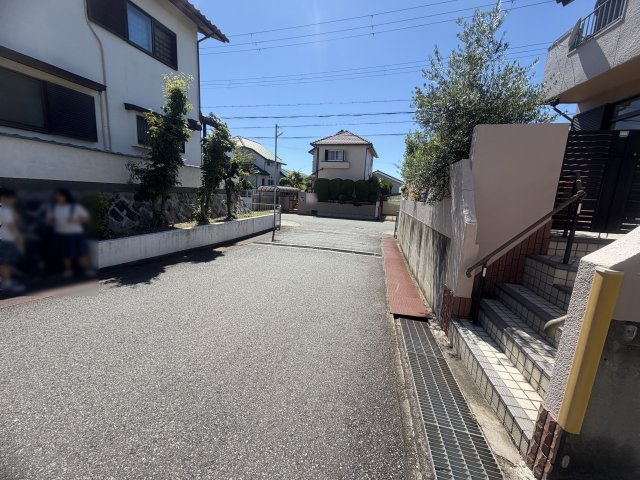 垂水区桃山台3丁目戸建の前面道路含む現地写真