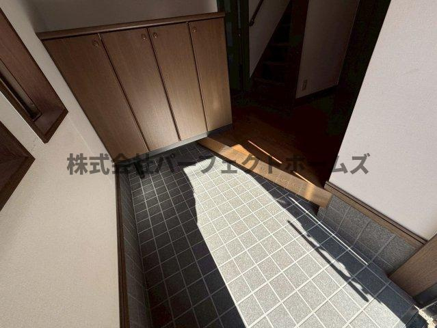 田口3丁目戸建　賃貸の玄関|明るい玄関です