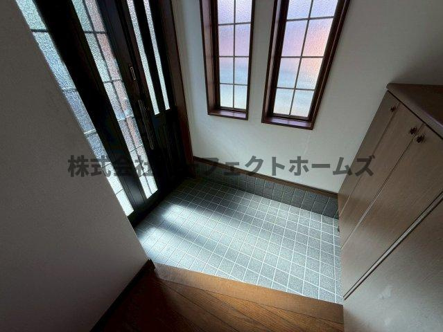田口3丁目戸建　賃貸の玄関|明るい玄関です