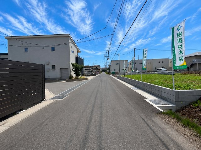 【前面道路含む現地写真】 | 【土浦市真鍋第3期　現地外観】
※令和８年８月時点