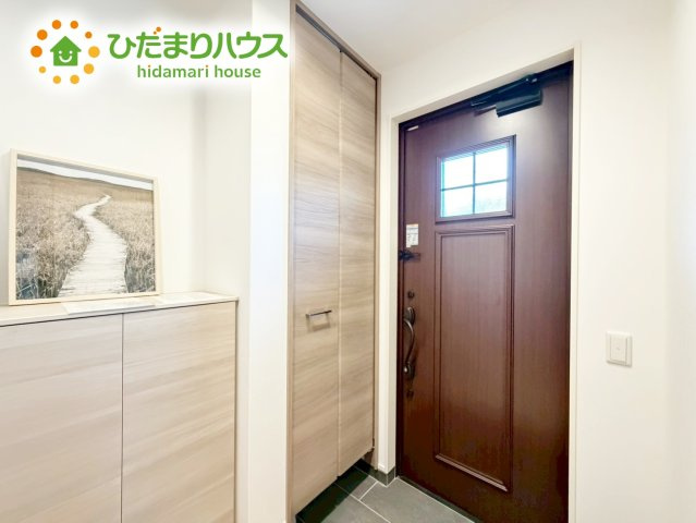 いわき市内郷御台境町新町前　建売住宅の玄関|玄関にはシューズクロークがあるのでスッキリと片付きます♪靴以外にも屋外ホースやガーデニングセットなどもしまえて便利です！
