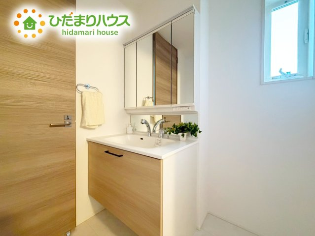 いわき市内郷御台境町新町前　建売住宅の独立洗面台|大きな三面鏡の独立洗面。鏡の後ろは収納となっているのでスッキリと整理できます！