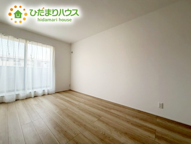 いわき市内郷御台境町新町前　建売住宅の寝室|主寝室は広々していて安らげる空間に。大きな窓から光が差し込み、朝の目覚めも良さそう♪