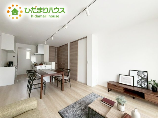 いわき市内郷御台境町新町前　建売住宅の居間・リビング|奥行き感あるLDK。一体の空間ながらほどよい距離を保ち、家族がおもいおもいに好きな場所で寛げます。