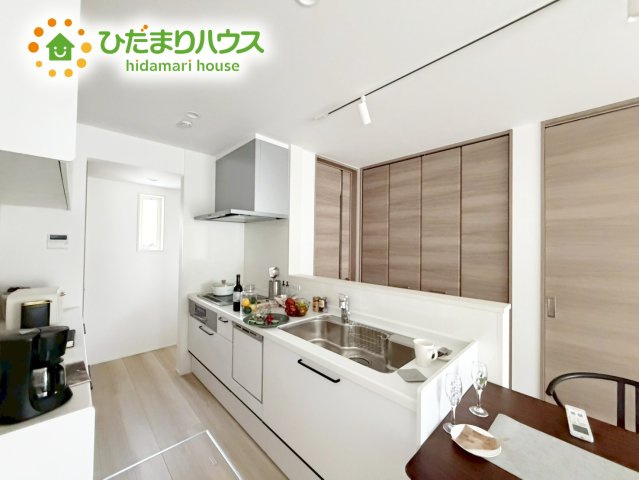 いわき市内郷御台境町新町前　建売住宅のキッチン|家族でのコミュニケーションがとれる対面型システムキッチン。横一列にシンクとコンロをまとめたシンプルな形です。動きやすさとスタイリッシュなデザインが魅力。
