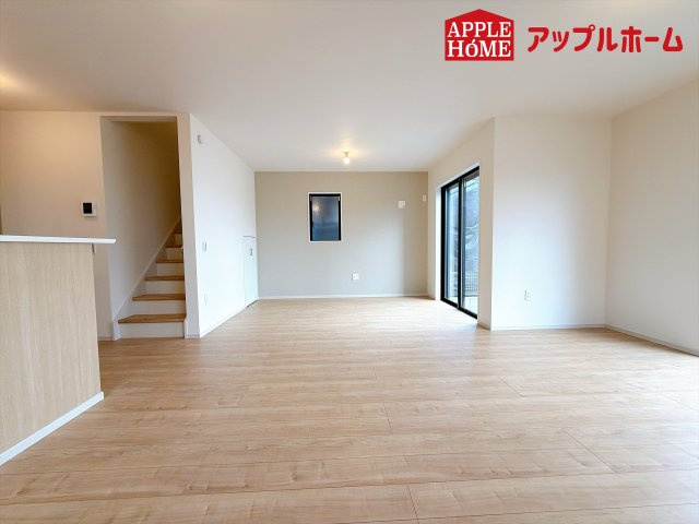 さいたま市見沼区東大宮1期のキッチン|キッチンから部屋中が見守れるので、小さなお子様がいるご家庭でも安心です。シンプル×ナチュラルな温かい空間は、どんなスタイルの家具も合わせやすいお部屋です。