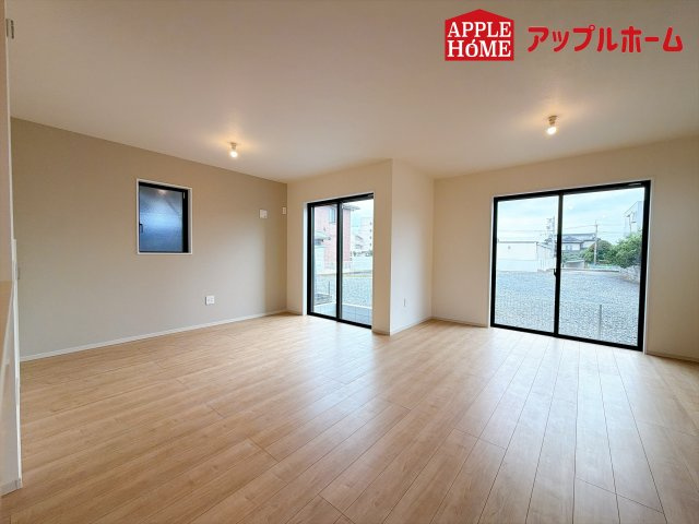 さいたま市見沼区東大宮1期の独立洗面台|三面鏡付きの洗面化粧台ですので、たっぷりと収納いただけます。白を基調とした清潔感のある快適空間です。毎日の身支度も気持ち良くお使い頂けます！！