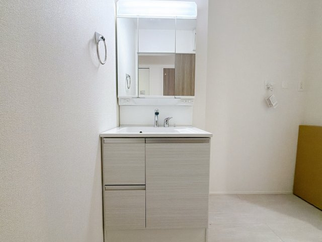 さいたま市栄和8期の独立洗面台|三面鏡付きの洗面化粧台ですので、たっぷりと収納いただけます。白を基調とした清潔感のある快適空間です。毎日の身支度も気持ち良くお使い頂けます！！