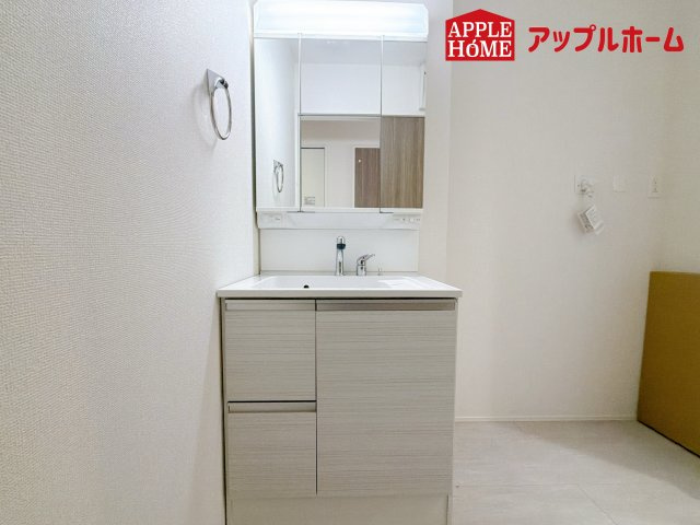 さいたま市栄和8期の独立洗面台|三面鏡付きの洗面化粧台ですので、たっぷりと収納いただけます。白を基調とした清潔感のある快適空間です。毎日の身支度も気持ち良くお使い頂けます！！