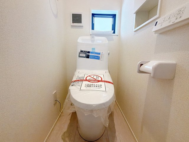 さいたま市栄和8期のトイレ|温水洗浄器付き便座を標準装備してます♪窓付きで明るく、快適空間となっております。毎日使う場所だからこその配慮です。