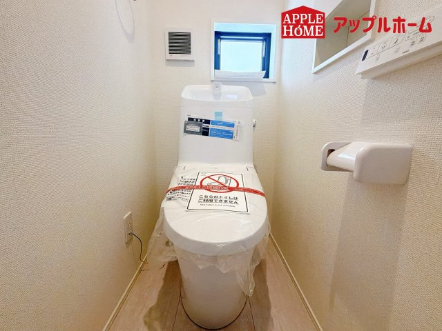 さいたま市栄和8期のトイレ|温水洗浄器付き便座を標準装備してます♪窓付きで明るく、快適空間となっております。毎日使う場所だからこその配慮です。