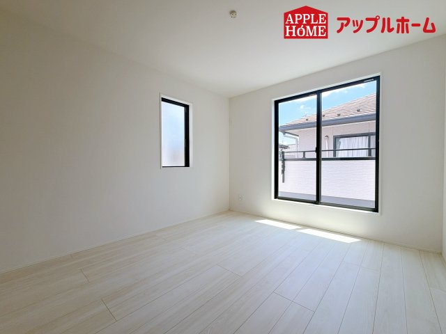 さいたま市栄和8期の洋室|クローゼット付きの洋室は、収納スペースが豊富で部屋全体がすっきりと片付きやすいのが特徴です。衣類や荷物を整理しやすく、生活感を抑えた洗練された空間を保てます。