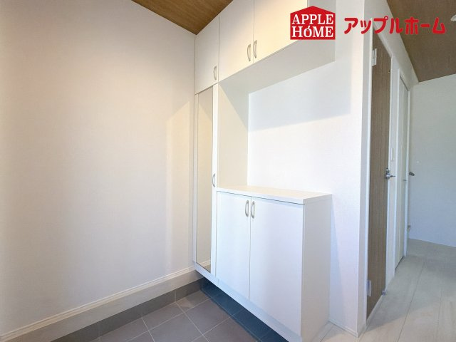 さいたま市栄和8期の玄関|明るくて清潔感溢れる玄関。便利な姿見鏡＆下駄箱収納付きです♪散らかりがちな玄関もすっきりと片付きます。