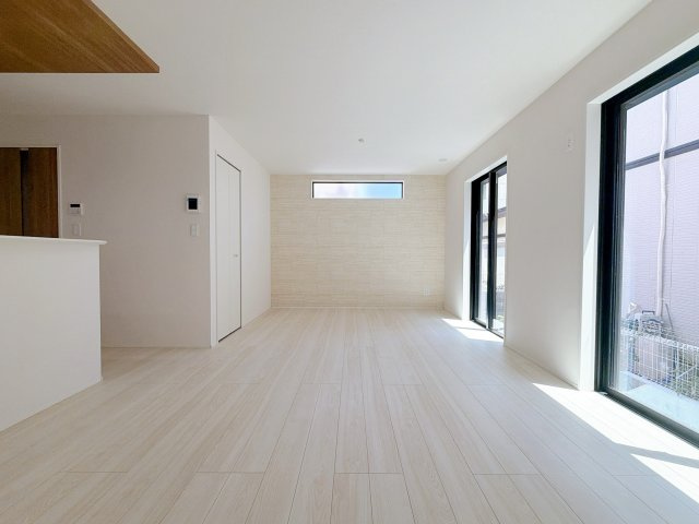 さいたま市栄和8期の居間・リビング|大きな窓のあるリビングは、陽光あふれる明るい空間です。居心地良く、ご家族皆がゆったり寛げる憩いの空間となりそうです。