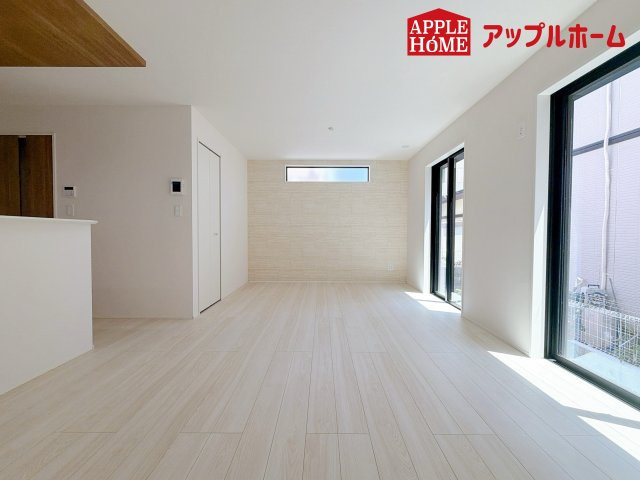 さいたま市栄和8期の居間・リビング|大きな窓のあるリビングは、陽光あふれる明るい空間です。居心地良く、ご家族皆がゆったり寛げる憩いの空間となりそうです。