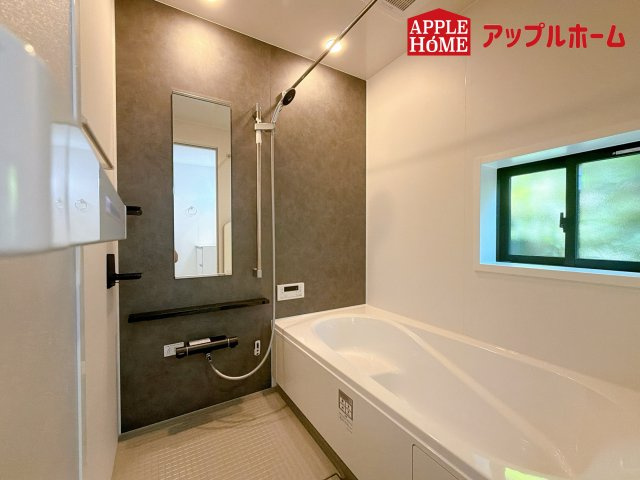 さいたま市栄和9期の浴室|窓付きのバスルームは、採光もあり明るく気持ちの良い空間です。窓があることで、換気環境も良好。掃除もスムーズに出来ます