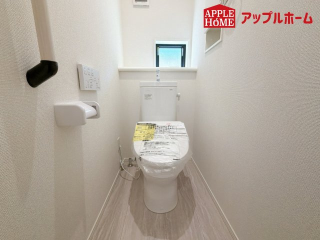 さいたま市栄和9期のトイレ|温水洗浄器付き便座を標準装備してます♪窓付きで明るく、快適空間となっております。毎日使う場所だからこその配慮です。