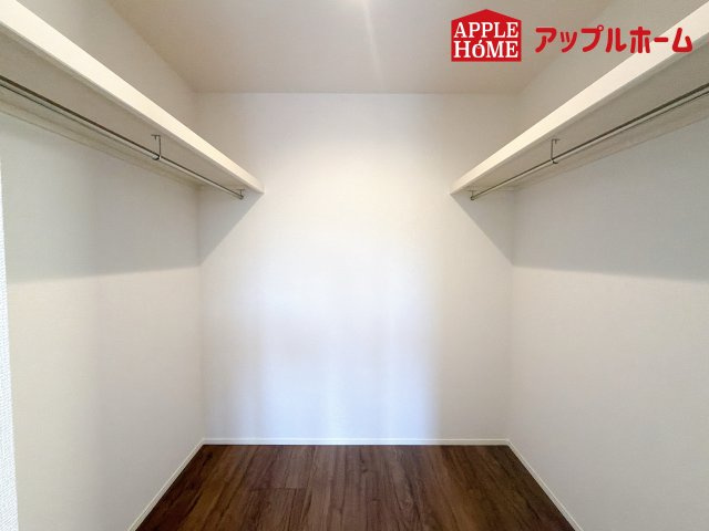 さいたま市栄和9期の収納|お洋服を大切にされる方に大変喜ばれる、ウォークインクローゼット。お洋服以外にも掃除機やスーツケースなどを一箇所に集約できるのは魅力ですね！扉が一箇所ですので、お部屋の見た目にもスッキリ！