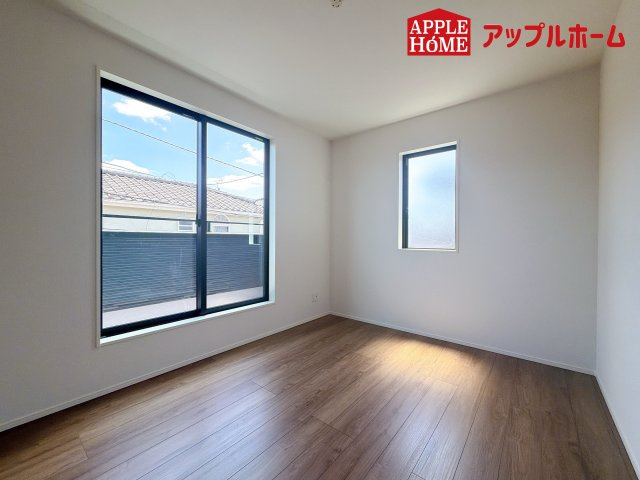 さいたま市栄和9期の洋室|クローゼット付きの洋室は、収納スペースが豊富で部屋全体がすっきりと片付きやすいのが特徴です。衣類や荷物を整理しやすく、生活感を抑えた洗練された空間を保てます。