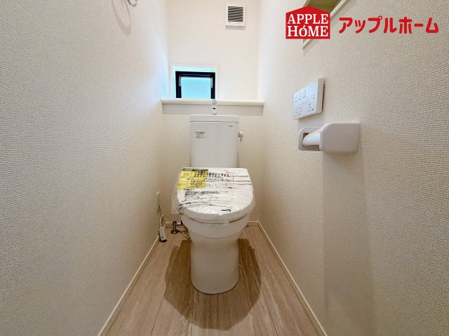 さいたま市栄和9期のトイレ|温水洗浄器付き便座を標準装備してます♪窓付きで明るく、快適空間となっております。毎日使う場所だからこその配慮です。