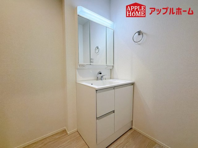 さいたま市栄和9期の独立洗面台|暮らしを快適にする三面鏡仕様の洗面化粧台。収納力と機能性に優れた使いやすい設備で、忙しい朝の身支度もスムーズに♪