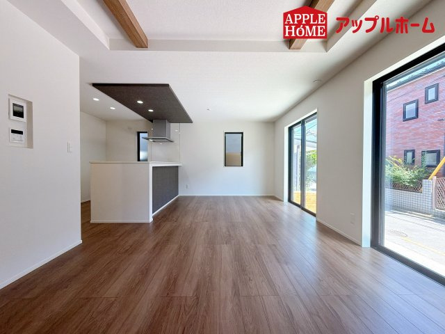 さいたま市栄和9期の居間・リビング|大きな窓のあるリビングは、陽光あふれる明るい空間です。居心地良く、ご家族皆がゆったり寛げる憩いの空間となりそうです。