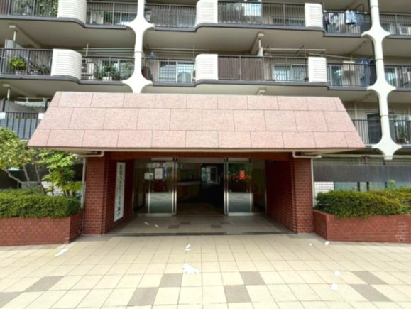 ハイラーク船堀のエントランス|築年数を感じさせない、丁寧に管理された清潔感あるエントランスです。
