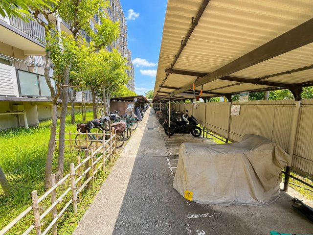 ハイラーク船堀の駐輪場|大切な自転車を雨や風から守る、屋根付き駐輪場を完備。