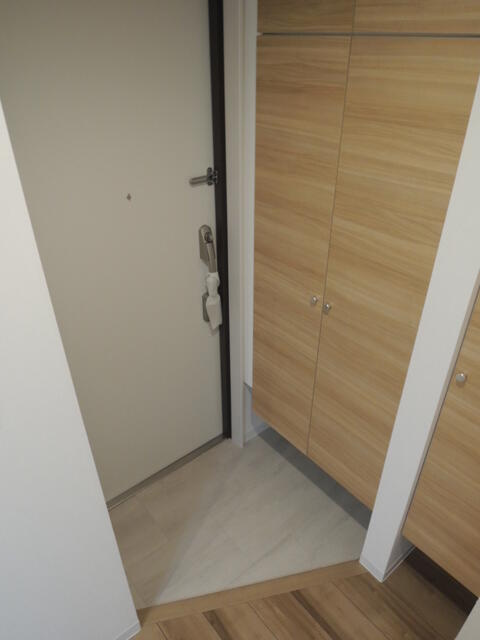 狛江市岩戸北４丁目のアパートの玄関