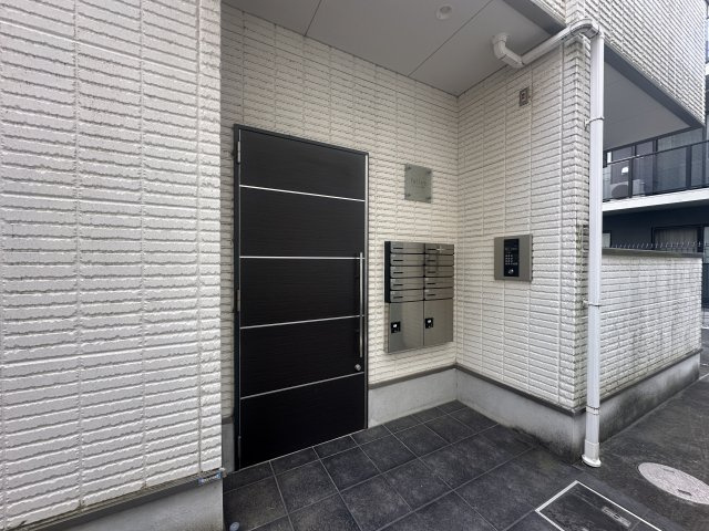 狛江市岩戸北４丁目のアパートのエントランス