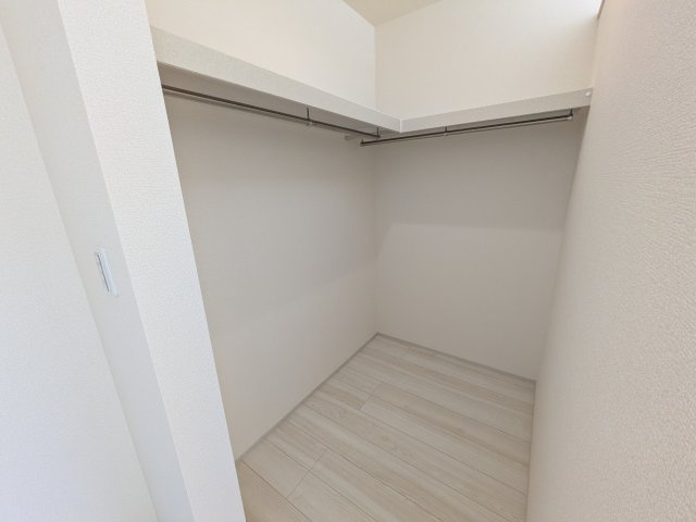 第1　常総市中妻町　新築戸建て　1号棟の収納|衣類や季節ものバッグ、帽子などの小物もまとめて収納できる広々としたウォークインクローゼット♪