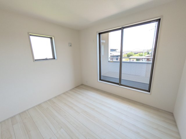 第1　常総市中妻町　新築戸建て　1号棟の洋室|たっぷり収納と明るい窓で、片付けも気持ち良くできる洋室。
お子様の「自分の部屋が欲しい」という夢を叶えます。