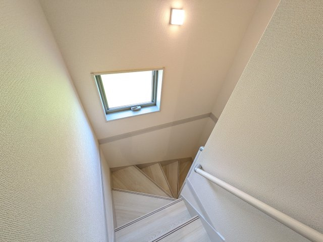 第1　常総市中妻町　新築戸建て　1号棟の内装|窓付きで明るい階段は、手すり付きでお子様からご年配の方まで安心して上り下りができます♪