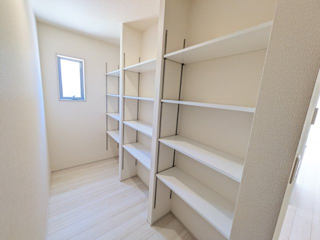 第1　常総市中妻町　新築戸建て　1号棟のキッチン|まとめ買いや非常食のストックに大活躍！キッチン周りの雑然としたものを全て隠せる大容量パントリーを完備。