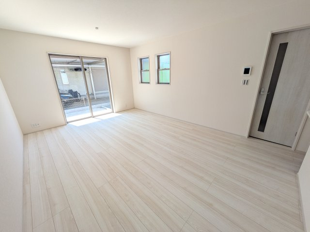 第1　常総市中妻町　新築戸建て　1号棟の居間・リビング|南向きで陽当たり良好の広々としたリビングです♪
