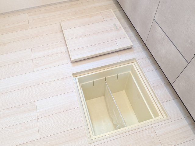 第1　常総市中妻町　新築戸建て　1号棟のキッチン|キッチン周りのストック品収納に便利な床下収納。
かさばる飲料水や調味料をまとめてストックでき、キッチンがスッキリ片付きます。