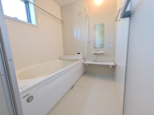 第1　常総市中妻町　新築戸建て　1号棟の浴室|1坪タイプのゆったりとしたバスルームは浴室暖房換気乾燥機付きで、どんな季節でも快適なバスタイムを満喫出来ます♪
窓付きで明るく開放的なところも良いですね！